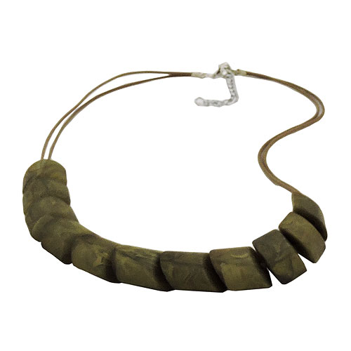 Kette Schr?gperle Kunststoff olivgr?n-marmoriert Kordel hellbraun 45cm